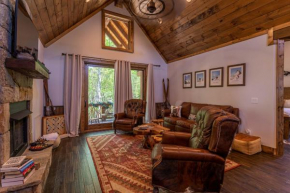Winterfell Lodge at Eagles Nest - NEW LISTING with a creek and firepit!